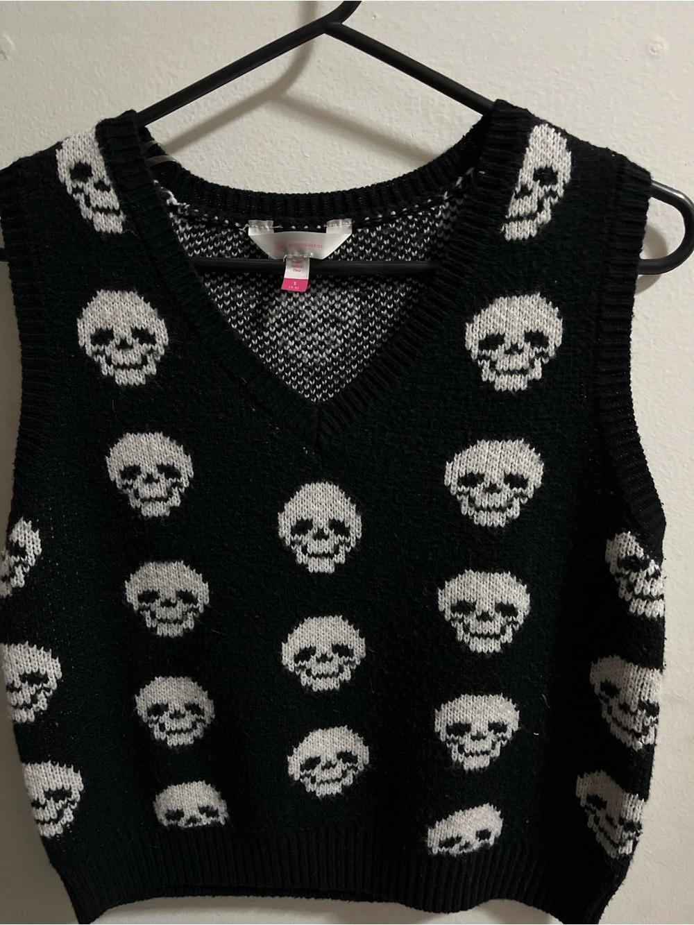 No Boundaries Black & White Skull Knit V-Neck Sweater Vest -size S